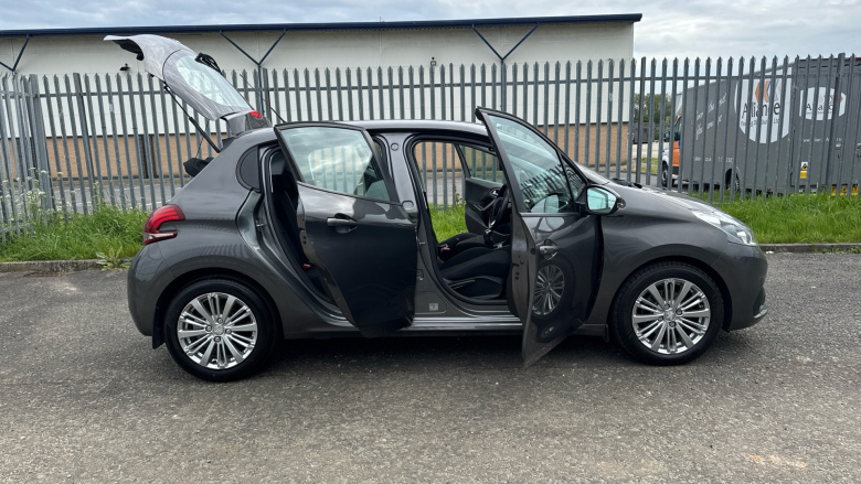 Peugeot 208 1.2 PureTech 82 Signature 5dr [Start Stop] Petrol Hatchback